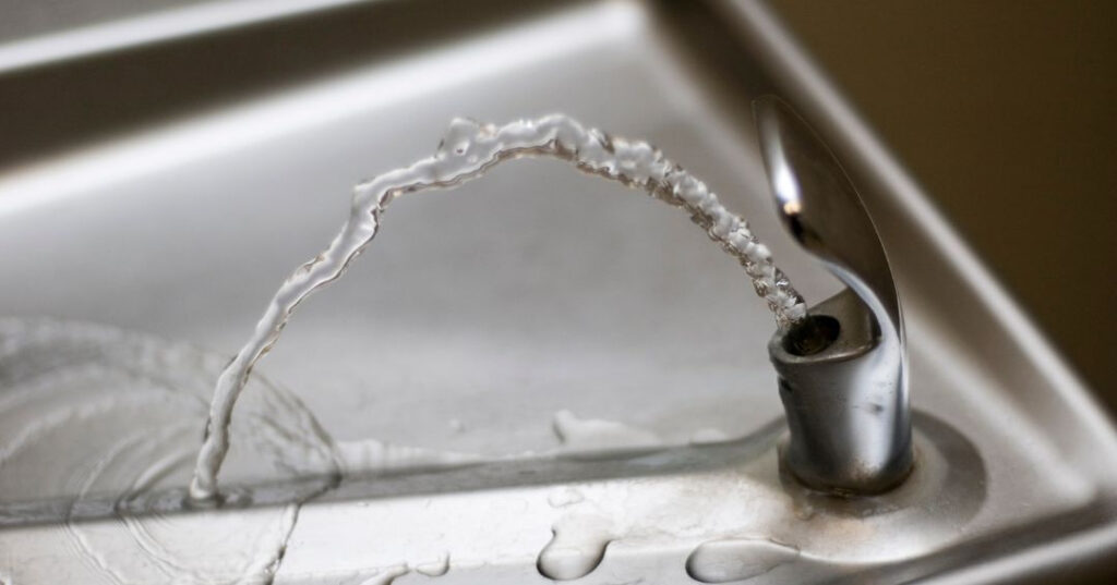 Conserto de Bebedouro em Porto Alegre | Assistência Perto de Mim vazamento de agua no bebedouro